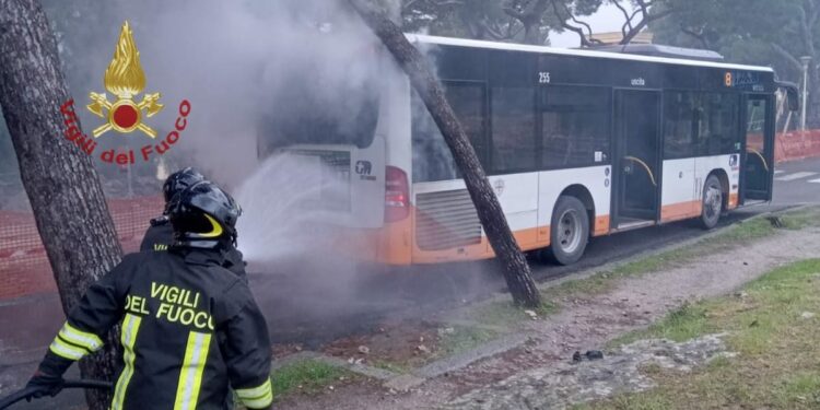 Un autobus in fiamme nel viale Buon Cammino, a Cagliari, i vigili del fuoco spengono le fiamme e mettono in sicurezza l’area e la sede stradale
