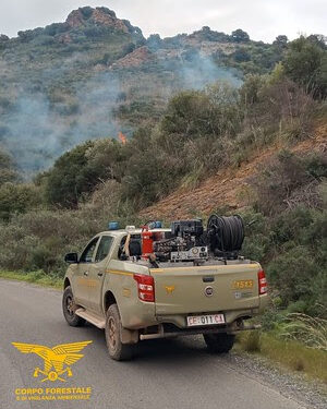 A Sarroch il primo incendio boschivo 2023 in Sardegna, interviene l’elicottero di Fenosu