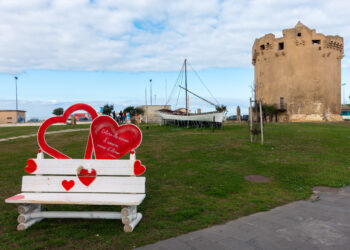 Porto Torres: una “Panchina degli innamorati” di fronte alla Torre Aragonese 