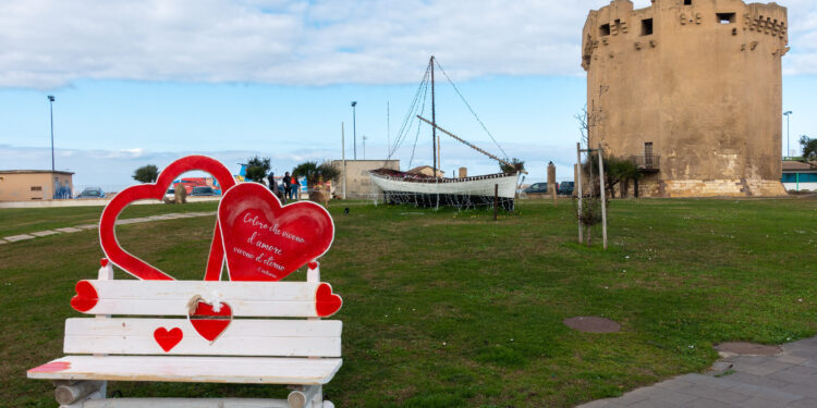 Porto Torres: una “Panchina degli innamorati” di fronte alla Torre Aragonese