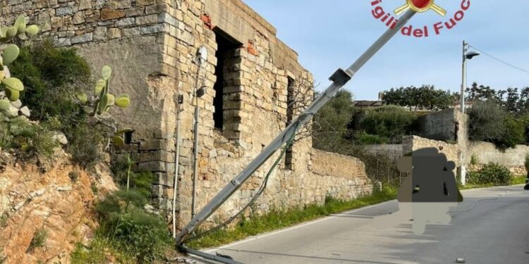 La Maddalena: auto impatta contro un palo della luce, una persona trasportata al Pronto Soccorso