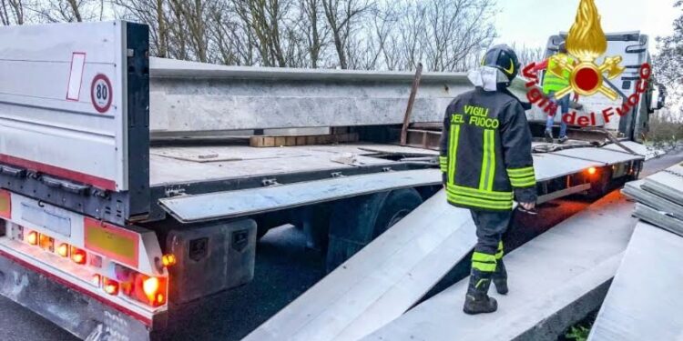 Abbasanta: un mezzo pesante perde il carico nei pressi del Nuraghe Losa, sul posto i vigili del fuoco