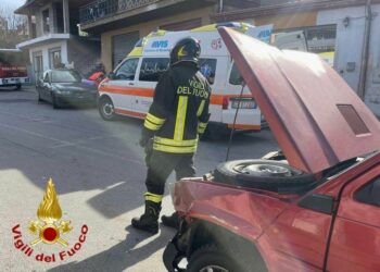 Bono: scontro frontale tra due autovetture in via Manzoni, ferite due persone