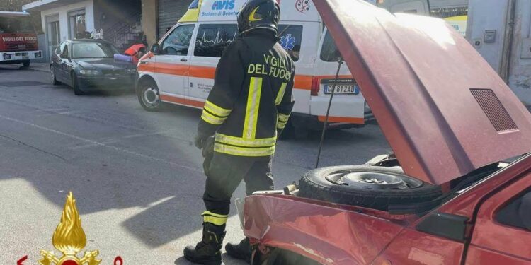 Bono: scontro frontale tra due autovetture in via Manzoni, ferite due persone