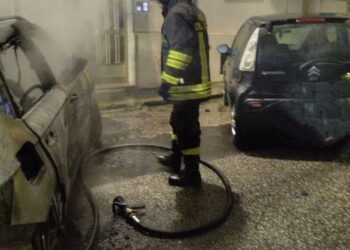 Attentato incendiario a Nuoro, coinvolte tre auto