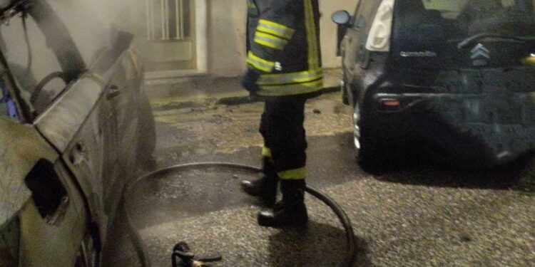 Attentato incendiario a Nuoro, coinvolte tre auto