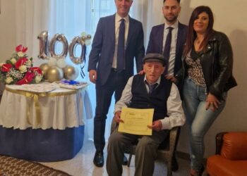 Il direttore provinciale di Cagliari ed il personale dell’ufficio postale di Sardara hanno festeggiato i 100 anni del signor Ilio Pusceddu
