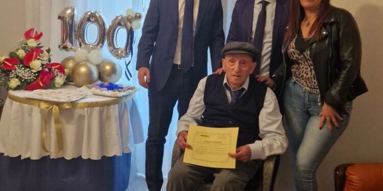 Il direttore provinciale di Cagliari ed il personale dell’ufficio postale di Sardara hanno festeggiato i 100 anni del signor Ilio Pusceddu