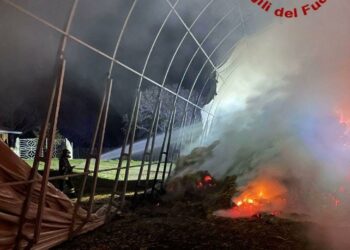 Fonni: a fuoco tre capannoni in un’azienda agricola, intervengono i vigili del fuoco