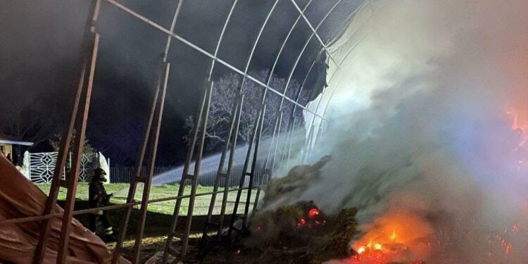 Fonni: a fuoco tre capannoni in un’azienda agricola, intervengono i vigili del fuoco