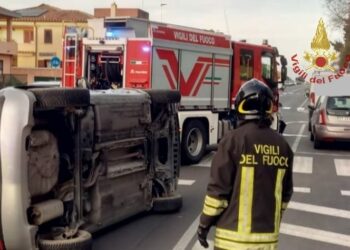Incidente stradale sul viale Cristoforo Colombo, i vigili del fuoco mettono in sicurezza il veicolo e la sede stradale