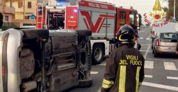 Incidente stradale sul viale Cristoforo Colombo, i vigili del fuoco mettono in sicurezza il veicolo e la sede stradale