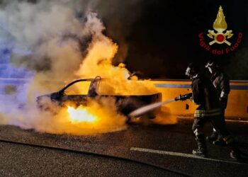 Sassari: una macchina va a fuoco all’altezza del bivio di Truncu Reale, non si registrano feriti