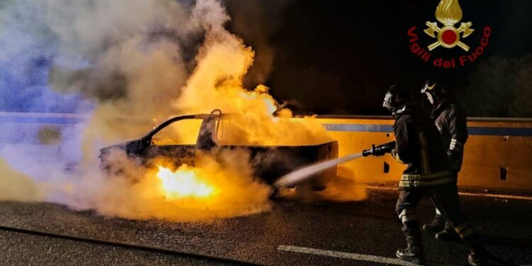 Sassari: una macchina va a fuoco all’altezza del bivio di Truncu Reale, non si registrano feriti