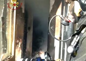 Incendio di un ripostiglio all’interno di un cortile privato, a Quartucciu, i vigili del fuoco evitano la propagazione delle fiamme all’abitazione adiacente