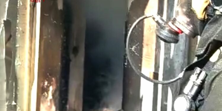 Incendio di un ripostiglio all’interno di un cortile privato, a Quartucciu, i vigili del fuoco evitano la propagazione delle fiamme all’abitazione adiacente