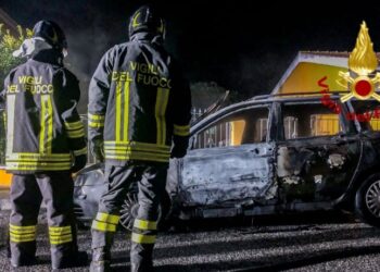 Abbasanta: auto in fiamme in via dei Diritti dell’Uomo, non ci sono feriti