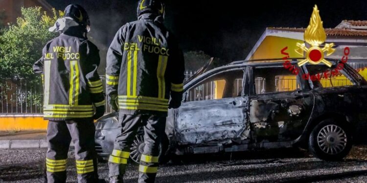 Abbasanta: auto in fiamme in via dei Diritti dell’Uomo, non ci sono feriti