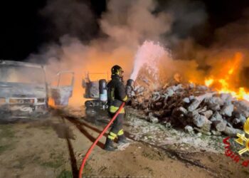 Olbia: vasto incendio in un deposito di legna, sul posto i vigili del fuoco