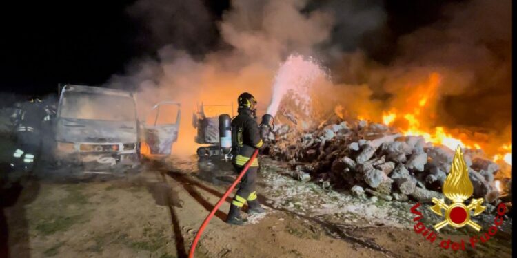 Olbia: vasto incendio in un deposito di legna, sul posto i vigili del fuoco