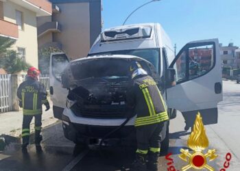 Alghero: principio di incendio di un furgone, illeso il conducente