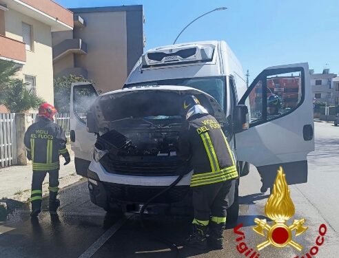 Alghero: principio di incendio di un furgone, illeso il conducente