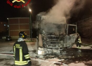 Latte Dolce: a fuoco una motrice rimorchio, intervengono i vigili del fuoco