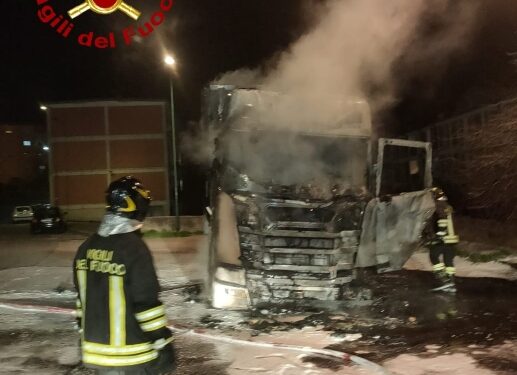 Latte Dolce: a fuoco una motrice rimorchio, intervengono i vigili del fuoco