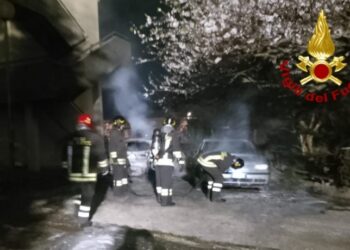 Ardauli: a fuoco quattro mezzi, intervengono i vigili del fuoco