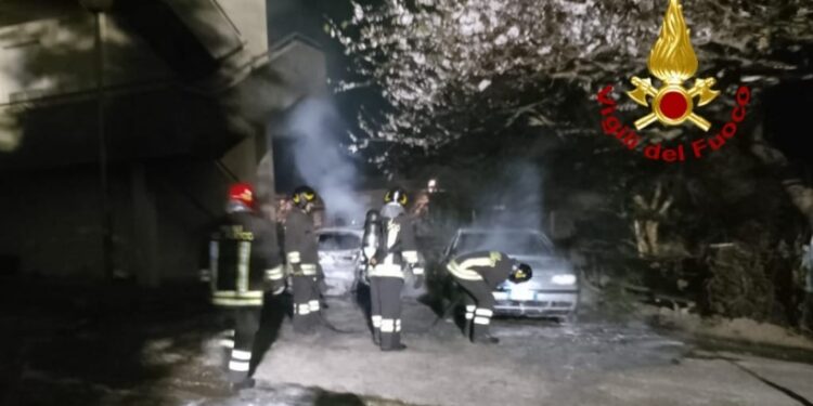 Ardauli: a fuoco quattro mezzi, intervengono i vigili del fuoco