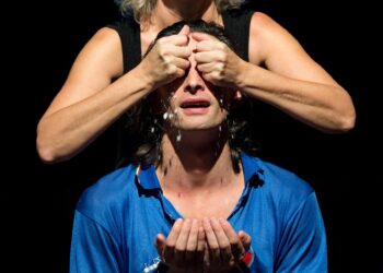 Focus sulle contraddizioni e i paradossi del Belpaese con “In fondo agli occhi” al TsE di Is Mirrionis a Cagliari per la Stagione 2022-2023 di Teatro Senza Quartiere