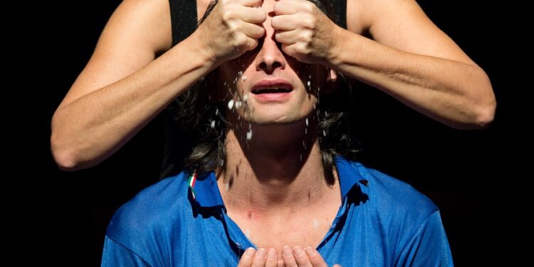 Focus sulle contraddizioni e i paradossi del Belpaese con “In fondo agli occhi” al TsE di Is Mirrionis a Cagliari per la Stagione 2022-2023 di Teatro Senza Quartiere