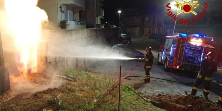Osini: a fuoco una colonnina del gas, sul posto i vigili del fuoco
