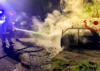 Ghilarza: a fuoco un’auto, intervengono i vigili del fuoco
