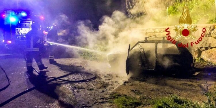 Ghilarza: a fuoco un’auto, intervengono i vigili del fuoco