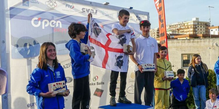 Il giovanissimo timoniere di Oristano Andrea Carboni sbaraglia tutti e vince la prima tappa del campionato nazionale O’pen Skiff di Taranto