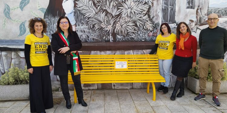 Triei: installata una panchina gialla contro l’endometriosi