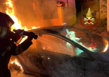 Siniscola, attentato incendiario in via Olbia: a fuoco un’auto