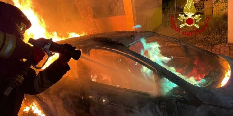 Siniscola, attentato incendiario in via Olbia: a fuoco un’auto