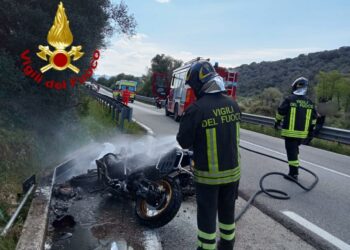 Arzachena: motocicletta a fuoco sulla statale 125, illeso il conducente