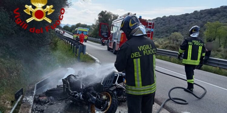 Arzachena: motocicletta a fuoco sulla statale 125, illeso il conducente