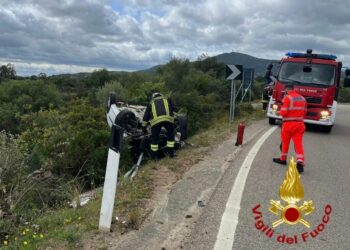 Golfo Aranci: perde il controllo dell’auto e impatta contro il guard rally, un giovane in ospedale