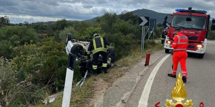 Golfo Aranci: perde il controllo dell’auto e impatta contro il guard rally, un giovane in ospedale