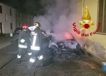 Abbasanta: a fuoco un’autovettura all’interno del centro abitato