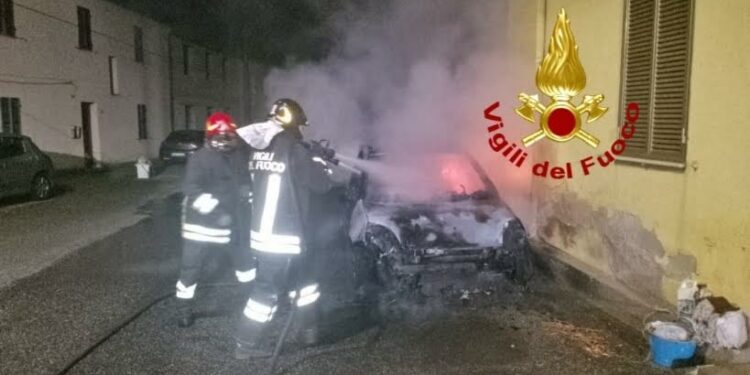 Abbasanta: a fuoco un’autovettura all’interno del centro abitato