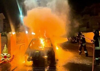 Olbia: auto a fuoco in via Quasimodo, sul posto vigili del fuoco e Polizia di Stato