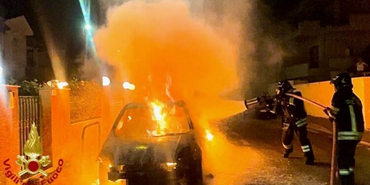 Olbia: auto a fuoco in via Quasimodo, sul posto vigili del fuoco e Polizia di Stato
