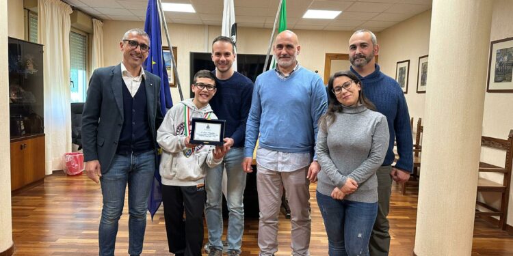 Sennori terra di giovani talenti dello sport: il Comune premia Luca Manchia, campione italiano Muay Thai
