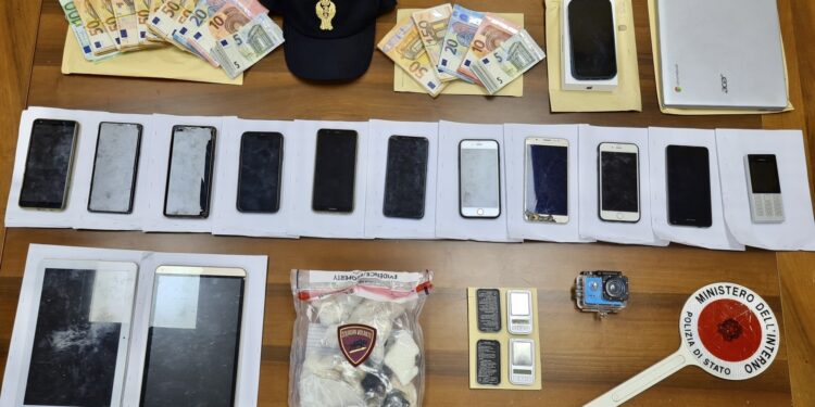 La Squadra Volante della Questura di Sassari ha arrestato un 27enne con l’accusa di detenzione di droga