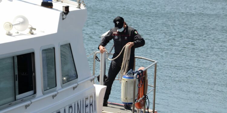 Vive nella sua barca a Porto Corallo ma deve scontare una pena per rapina e lesioni personali in concorso, un pensionato 70enne è stato arrestato dai carabinieri di Villaputzu